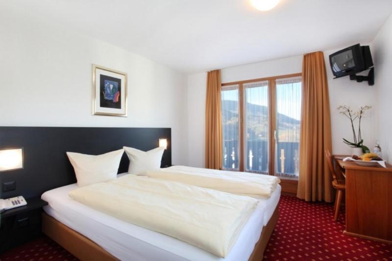 Hotel Central Obersaxen Habitación foto